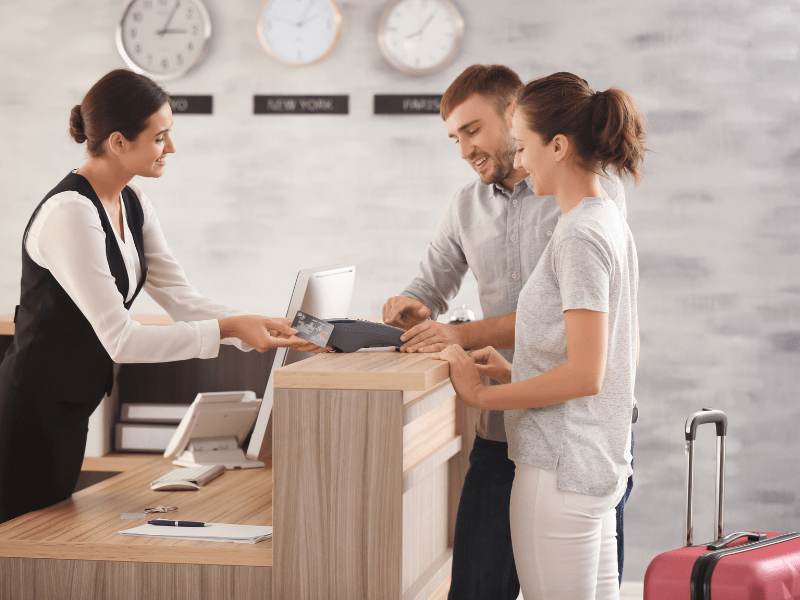 Recepción y atención al cliente en establecimientos de alojamiento (HOTA0003)